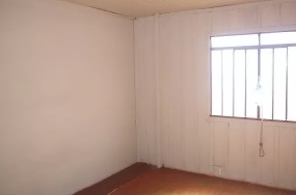 Casa mista, contendo 02 quartos, 01 suíte, sala, cozinha, wc, área de serviço, garagem p/ 02 carros. - Foto 5