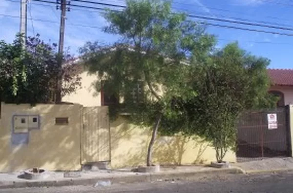 Casa em alvenaria, contendo 02 quartos, sala, cozinha, wc, área na frente e nos fundos, garagem e área de serviço. - Foto 1