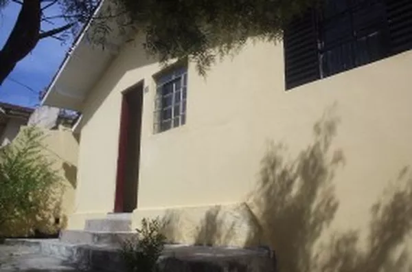 Casa em alvenaria, contendo 02 quartos, sala, cozinha, wc, área na frente e nos fundos, garagem e área de serviço. - Foto 2