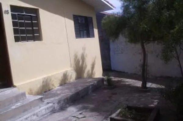 Casa em alvenaria, contendo 02 quartos, sala, cozinha, wc, área na frente e nos fundos, garagem e área de serviço. - Foto 3