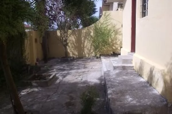 Casa em alvenaria, contendo 02 quartos, sala, cozinha, wc, área na frente e nos fundos, garagem e área de serviço. - Foto 4