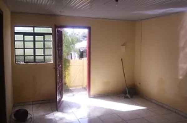 Casa em alvenaria, contendo 02 quartos, sala, cozinha, wc, área na frente e nos fundos, garagem e área de serviço. - Foto 5