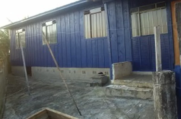 Casa em madeira, contendo 02 quartos, sala, cozinha, wc, área de serviço e garagem. - Foto 2