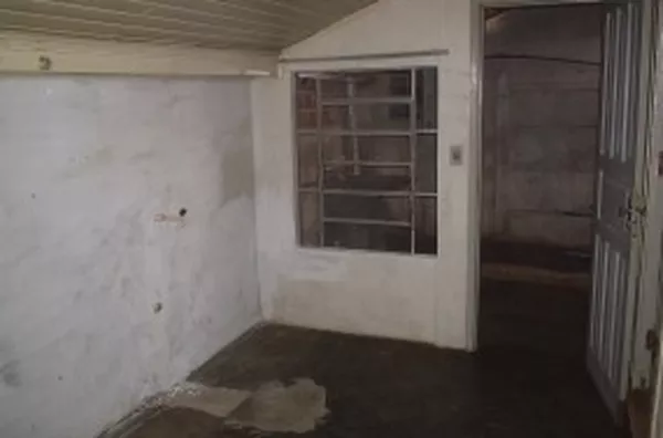 Casa em madeira, contendo 02 quartos, sala, cozinha, wc, área de serviço e garagem. - Foto 3