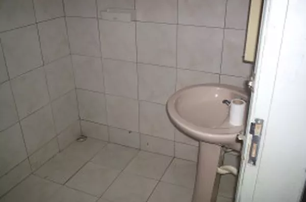 Casa em madeira, contendo 02 quartos, sala, cozinha, wc, área de serviço e garagem. - Foto 4
