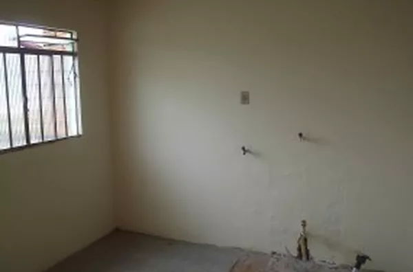 Casa em alvenaria contendo 01 quarto, sala e cozinha conjugada, wc e garagem. - Foto 3