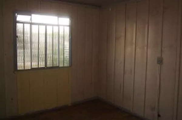 Casa em madeira, contendo 02 quartos, sala, cozinha, wc, área de serviço e garagem. - Foto 5
