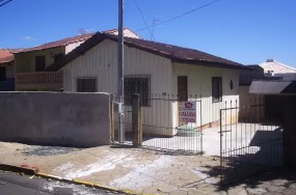Casa mista, contendo 03 quartos, sala, cozinha, wc, área de serviço e garagem. - Foto 1