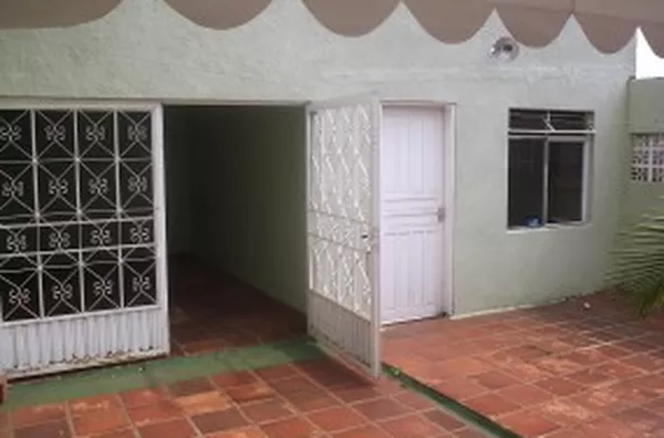 Casa em alvenaria contendo 03 quartos, 01 suíte, sala p/ 02 ambientes, cozinha, wc social, despensa, edícula nos fundos com lavanderia, churrasqueira, wc, garagem p/ 01 carro, 01 cobertura p/ carro com toldo, quintal com lajotas e jardim na frente. - Foto 5