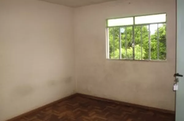 Casa em alvenaria contendo 03 quartos, sala, cozinha, wc, área de serviço e garagem - Foto 2