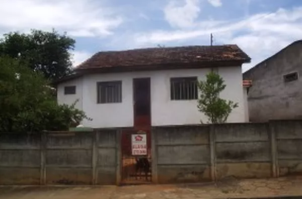 Casa em alvenaria, contendo 03 quartos, sala, cozinha, wc, área de serviço e entrada para carro.  OBS: Locação disponível para família com no máximo 02 filhos. - Foto 1