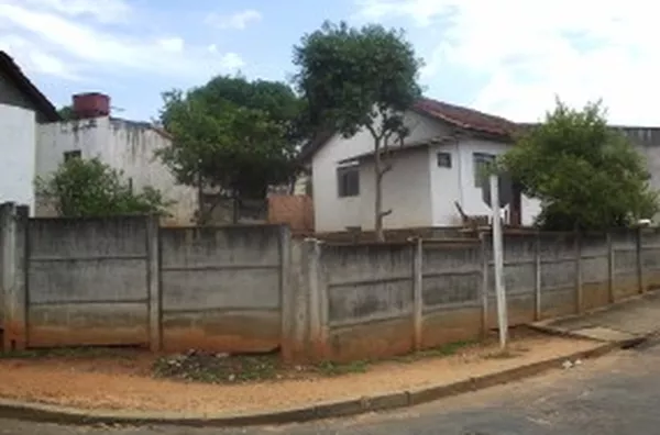 Casa em alvenaria, contendo 03 quartos, sala, cozinha, wc, área de serviço e entrada para carro.  OBS: Locação disponível para família com no máximo 02 filhos. - Foto 2
