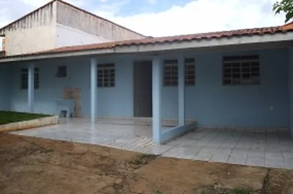 Casa em alvenaria, contendo 02 quartos, sala, cozinha, wc, garagem e área de serviço, entrada separada. - Foto 1