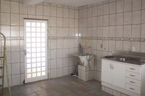 Casa em Alvenaria, contendo: 03 quartos, 01 sala, 01 copa, 01 wc, 01 cozinha, 01 garagem para 01 carro e 01 varanda e  lavanderia. - Foto 6
