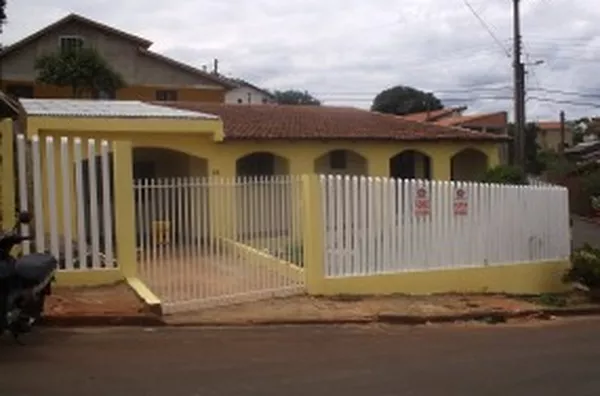 Casa em Alvenaria, contendo: 03 quartos, 01 sala, 01 copa, 01 wc, 01 cozinha, 01 garagem para 01 carro e 01 varanda e  lavanderia. - Foto 2