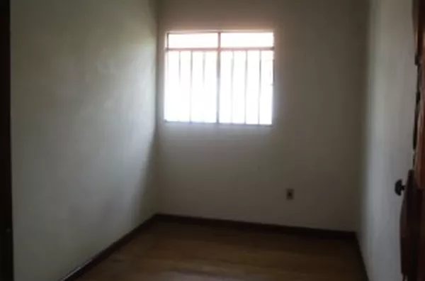 Casa de alvenaria, contendo 03 quartos, sala, copa, cozinha, wc social, área de lazer, garagem, quarto externo, área de serviço e quintal grande. - Foto 4