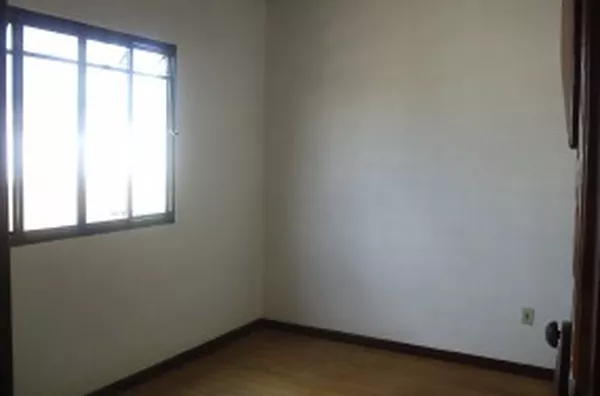 Casa de alvenaria, contendo 03 quartos, sala, copa, cozinha, wc social, área de lazer, garagem, quarto externo, área de serviço e quintal grande. - Foto 3