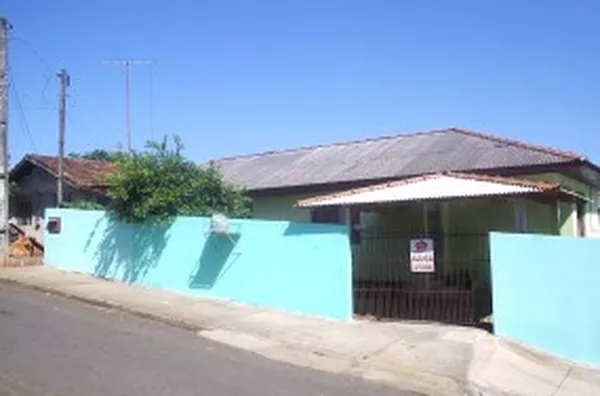 Casa em alvenaria, contendo 04 quartos, 02 salas, cozinha, wc, garagem, subsolo para despejo. OBS.: Disponível a partir de 01/02/2009.