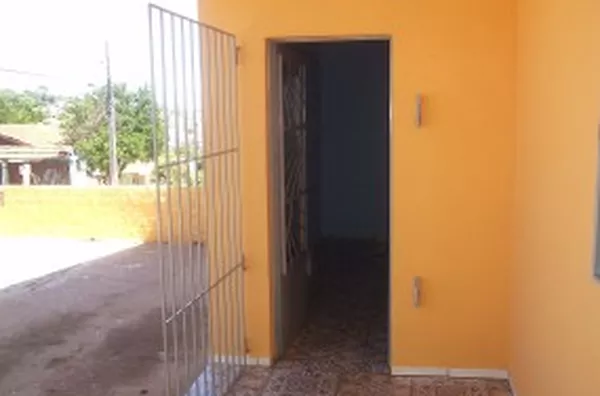 Casa em alvenaria contendo 02 quartos, sala, cozinha, 02 wcs, entrada para carro e varanda na frente. - Foto 5