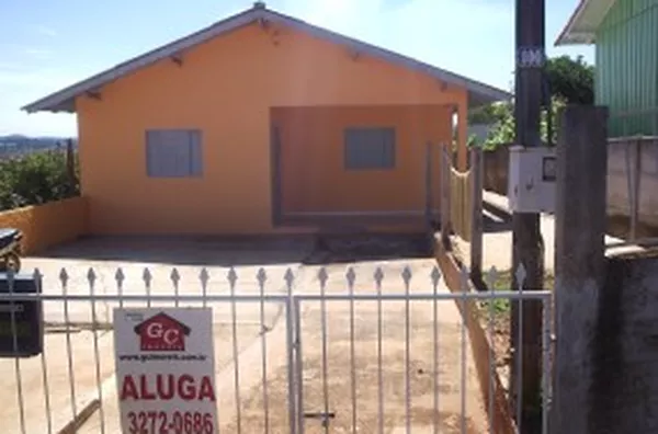 Casa em alvenaria contendo 02 quartos, sala, cozinha, 02 wcs, entrada para carro e varanda na frente. - Foto 1