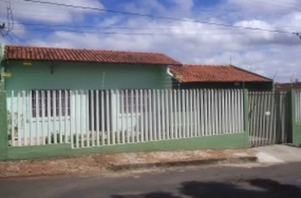 Casa em alvenaria contendo sala, cozinha, 03 quartos, suíte, lavabo, 01 quarto e 01 wc social nos fundos, churrasqueira e garagem para 02 carros. - Foto 1