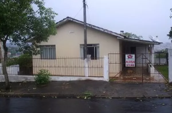 Casa mista, contendo 03 quartos, sala, cozinha, wc, varanda c/ garagem e subsolo p/ despejo. - Foto 1