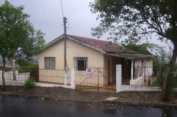 Casa mista, contendo 03 quartos, sala, cozinha, wc, varanda c/ garagem e subsolo p/ despejo. - Foto 2