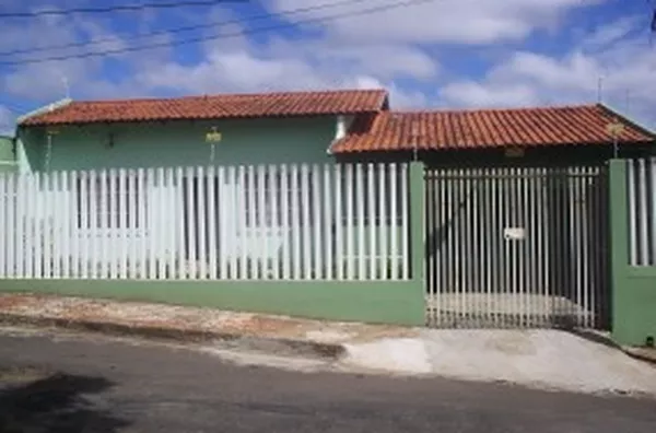 Casa em alvenaria contendo sala, cozinha, 03 quartos, suíte, lavabo, 01 quarto e 01 wc social nos fundos, churrasqueira e garagem para 02 carros. - Foto 2