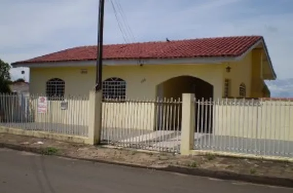 Casa em alvenaria, contendo 04 quartos, sala, cozinha, wc, lavanderia, garagem, portão eletronico e piscina. - Foto 1