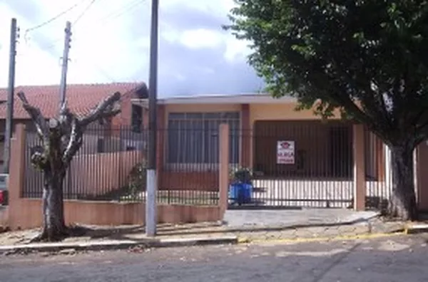 Casa em alvenaria, contendo 03 quartos, sala p/ 02 ambientes, cozinha, lavanderia e garagem p/ 02 carros c/ portão eletrônico. - Foto 1