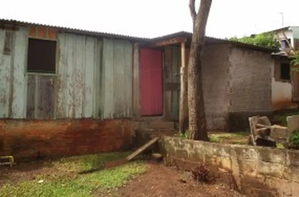 Casa de madeira contendo sala/cozinha conjugada, 01 quarto, wc social e entrada para carro. Locar para casais que trabalhem o dia todo, sem filhos. Luz e água com demais moradores. - Foto 1