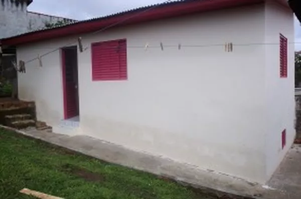 Casa mista contendo 02 quartos, sala, cozinha, wc social, entrada para carro. Locar para casais que trabalhem o dia todo, sem filhos. Luz e água com demais moradores. - Foto 1