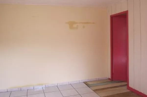 Casa mista contendo 02 quartos, sala, cozinha, wc social, entrada para carro. Locar para casais que trabalhem o dia todo, sem filhos. Luz e água com demais moradores. - Foto 2
