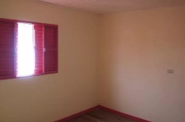 Casa mista contendo 02 quartos, sala, cozinha, wc social, entrada para carro. Locar para casais que trabalhem o dia todo, sem filhos. Luz e água com demais moradores. - Foto 3