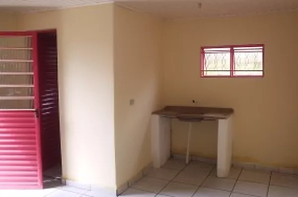 Casa mista contendo 02 quartos, sala, cozinha, wc social, entrada para carro. Locar para casais que trabalhem o dia todo, sem filhos. Luz e água com demais moradores. - Foto 4