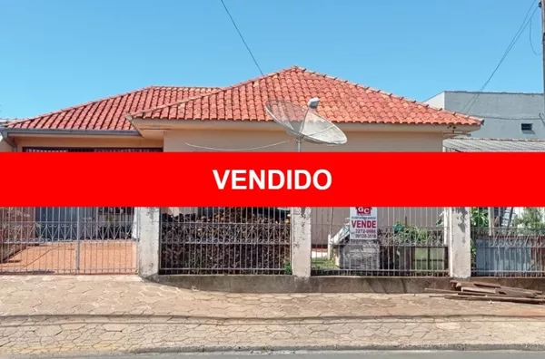 Casa Residencial em  alvenaria - Contendo: Sala, cozinha, wc, 03 quartos, area de serviço, area de churrasqueira e garagem fechada - Foto 1