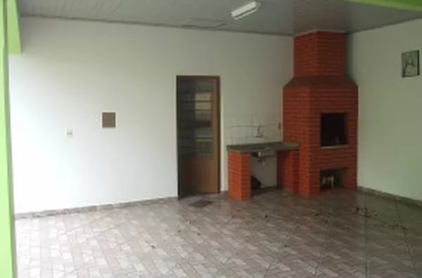 Sobrado em alvenaria contendo no 1º piso: 01 quarto, sala/copa conjugada, cozinha, wc social, lavanderia. 2º piso: 02 suítes, 01 com closet outra com sacada, as duas com piso de carpet de madeira, hall com sacada, pia, tanque e edícula com quarto de despe - Foto 6