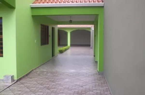 Sobrado em alvenaria contendo no 1º piso: 01 quarto, sala/copa conjugada, cozinha, wc social, lavanderia. 2º piso: 02 suítes, 01 com closet outra com sacada, as duas com piso de carpet de madeira, hall com sacada, pia, tanque e edícula com quarto de despe - Foto 2