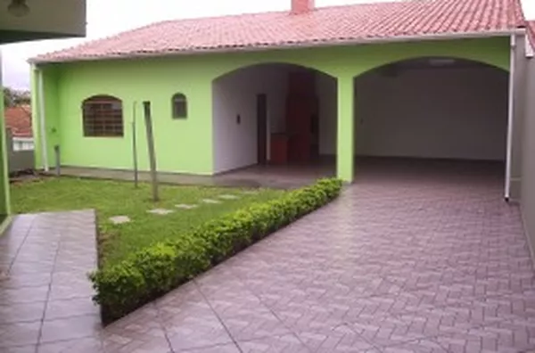 Sobrado em alvenaria contendo no 1º piso: 01 quarto, sala/copa conjugada, cozinha, wc social, lavanderia. 2º piso: 02 suítes, 01 com closet outra com sacada, as duas com piso de carpet de madeira, hall com sacada, pia, tanque e edícula com quarto de despe - Foto 4