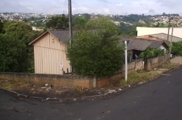 Uma casa em madeira, contendo 03 quartos, sala, cozinha, wc, subsolo. - Foto 2