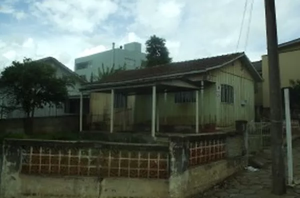 Casa de madeira, contendo 03 quartos, 01 sala, 01 cozinha, wc e garagem. - Foto 1