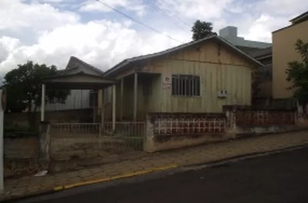 Casa de madeira, contendo 03 quartos, 01 sala, 01 cozinha, wc e garagem. - Foto 2