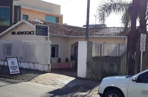 Casa mista contendo 04 quartos, sala para 02 ambientes, copa, cozinha, wc social, despensa, área de serviço, quarto de despejo, área externa com churrasqueira, quarto de despejo e wc, garagem coberta na lateral  e subsolo. - Foto 1