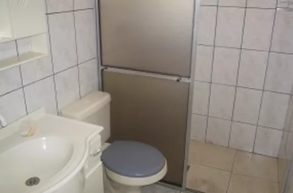 Casa mista contendo 04 quartos, sala para 02 ambientes, copa, cozinha, wc social, despensa, área de serviço, quarto de despejo, área externa com churrasqueira, quarto de despejo e wc, garagem coberta na lateral  e subsolo. - Foto 5