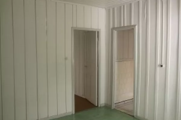 Casa mista contendo 04 quartos, sala para 02 ambientes, copa, cozinha, wc social, despensa, área de serviço, quarto de despejo, área externa com churrasqueira, quarto de despejo e wc, garagem coberta na lateral  e subsolo. - Foto 3