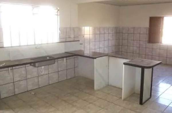Apartamento de alvenaria contendo 02 quartos, 01 suite, sala, cozinha, wc e area de serviço. - Foto 2