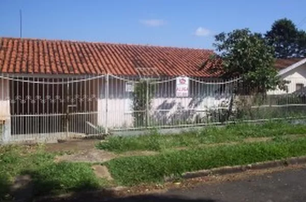 Casa em alvenaria contendo 03 quartos, sala, cozinha, sala de Tv, wc, garagem, edícula c/ área de churrasqueira, lavanderia e wc. - Foto 3