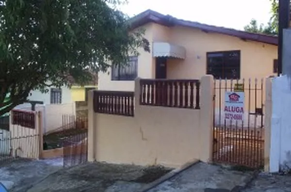 Casa em alvenaria, 02 quartos, sala, copa, cozinha, wc, anexo c/ lavanderia e quarto de despejo, garagem c/ mais um comodo - Foto 1