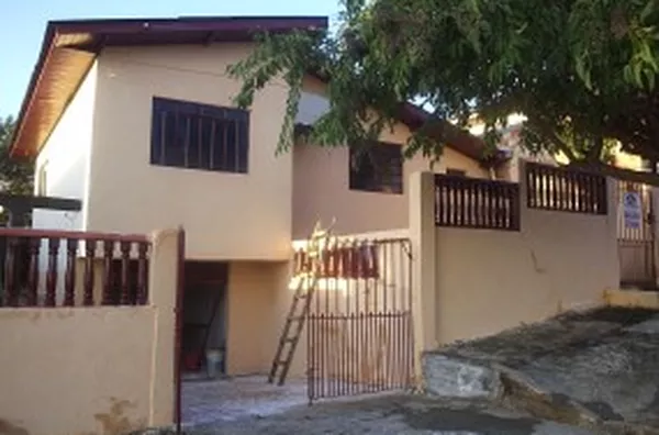 Casa em alvenaria, 02 quartos, sala, copa, cozinha, wc, anexo c/ lavanderia e quarto de despejo, garagem c/ mais um comodo - Foto 2