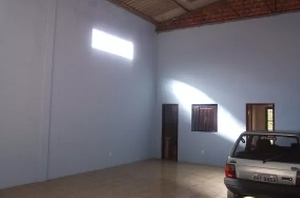 Barracão comercial medindo 70 m², mais 01 banheiro interno, escritório e sala e 2 salas superiores, totalizando 101 m².Padrão 220 e 110 W